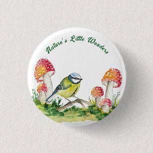 Blaumeise und Fliegenpilz auf einer Waldlichtung Button