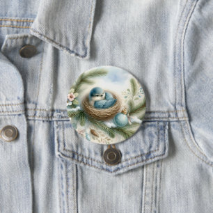 Blaumeisennest mit Ornamenten in Winterkiefern Button