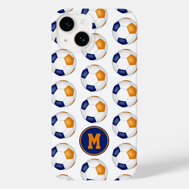Blauorangefarbene Fußbälle mit Monogramm Case-Mate iPhone 14 Hülle (Rückseite)