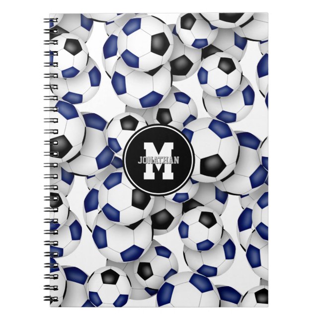 Blauschwarze Fußbälle mit Monogramm Notizblock (Vorderseite)