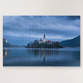 Blaustundenlandschaft am Bled-See (Slowenien)