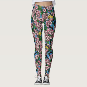 Blauzungenvögel im blühenden Kirschbaum auf blau Leggings
