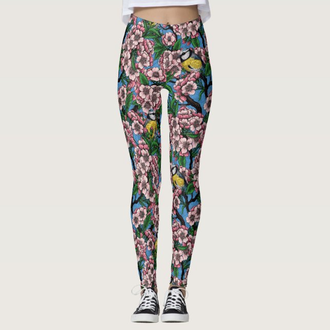 Blauzungenvögel im blühenden Kirschbaum auf blau Leggings (Vorderseite)