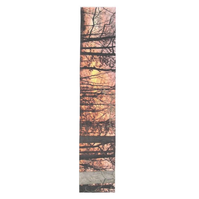 Blazing Woodland Sunset Mittelgroßer Tischläufer (Vorderseite)