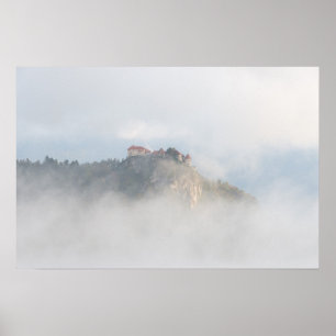Bled Castle umgeben von Wolken Poster