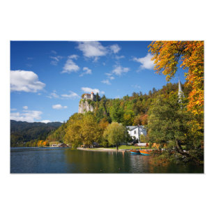 Bled See mit Bäumen in Herbstfarben in Slowenien Fotodruck