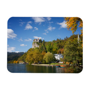Bled See mit Bäumen in Herbstfarben in Slowenien Magnet