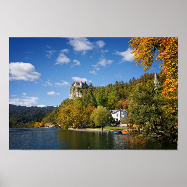 Bled See mit Bäumen in Herbstfarben in Slowenien Poster (Vorne)