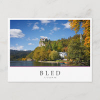 Bled See mit Bäumen in Herbstfarben in Slowenien