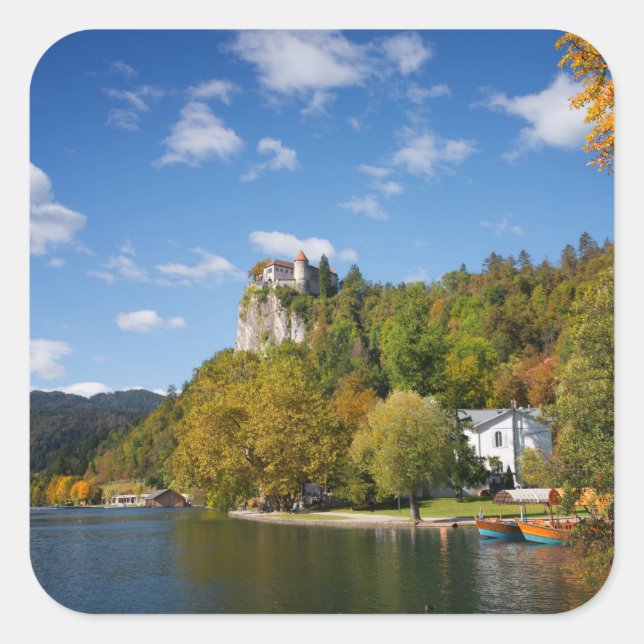 Bled See mit Bäumen in Herbstfarben in Slowenien Quadratischer Aufkleber (Vorderseite)