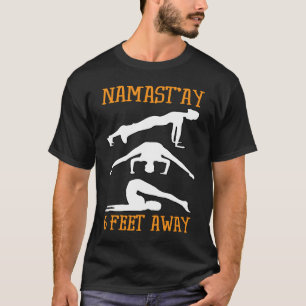 Bleib 6 Fuß entfernt verschiedene Yoga-Übungen T-Shirt
