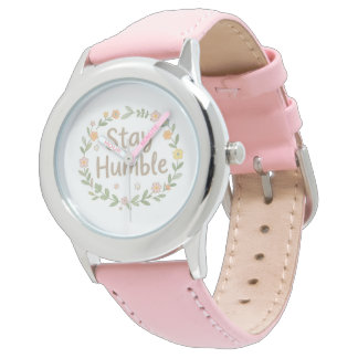 Bleib bescheiden erdige Töne Text auf Weiß Armbanduhr