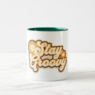 Bleib Groovy Retro-Blumen 70er-Jahre-Typografie Zweifarbige Tasse
