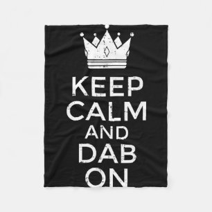 Bleib ruhig und dab auf lustigem Spruch Meme Tanz  Fleecedecke