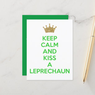 Bleib ruhig und küss einen Leprechaun Feierparty Ankündigungspostkarte