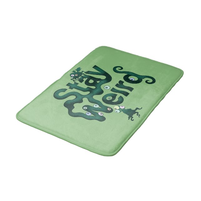 Bleib Weird Monster Badematte (Schrägansicht)