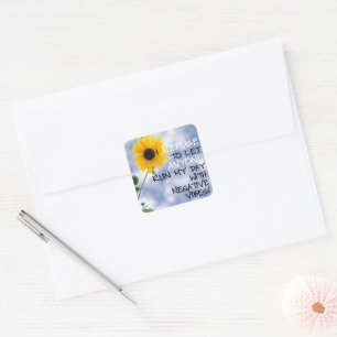 Bleibe des positiven Textes mit einer Sonnenblume Quadratischer Aufkleber