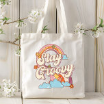 Bleibe Groovy Retro Rainbow Blume Typografie Tragetasche<br><div class="desc">Bleibe Groovy Retro Rainbow Blume Typografie Tragetaschen enthält den Text " Bleibe Groovy" in einer Retro-Skript-Typografie durch Wolken,  einen Regenbogen und Blume betont. Perfekt als Geschenk für sie zum Geburtstag,  Weihnachten,  Muttertag,  beste Freunde,  Schwestern und mehr. Von Evco Studio entworfen www.zazzle.com/store/evcostudio</div>