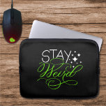 Bleibe komische kosmische Quirky-Motivierend Phras Laptopschutzhülle<br><div class="desc">Fügen Sie mit diesem lebendigen "Bleibe Weird"-Design, das vom Künstler handsigniert und mit magischen Stars akzentuiert wurde, einen kühlen Hauch von Persönlichkeit hinzu. Die kontrastierenden, neongrün-weißen Buchstaben Pop vor schwarzem Hintergrund schaffen für jeden, der es wagt, anders zu sein, ein visuell beeindruckendes und aufregendes Stück. Egal ob Sie selbst einkaufen...</div>