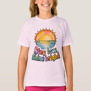 'Bleibe Low Shine Bright' Design1 von Maaya_P- Kid T-Shirt