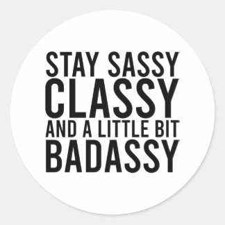 Bleibe Sassy, Classy und ein bisschen Badassy Runder Aufkleber