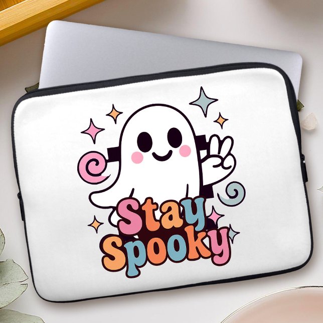 Bleibe Spooky Groovy Ghost Retro Pastel Halloween Laptopschutzhülle (Celebrate Halloween season in style with this groovy ghost stay spooky design.)
