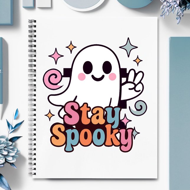 Bleibe Spooky Groovy Ghost Retro Pastel Halloween Notizbuch (Celebrate Halloween season in style with this groovy ghost stay spooky design.)