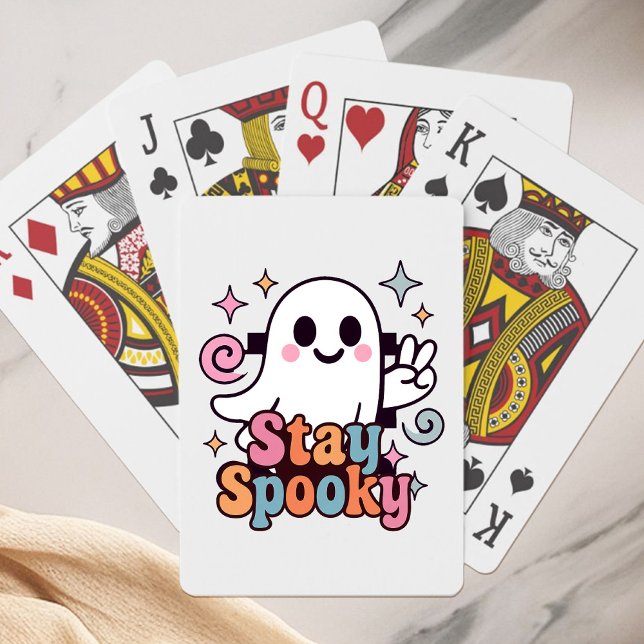 Bleibe Spooky Groovy Ghost Retro Pastel Halloween Spielkarten (Celebrate Halloween season in style with this groovy ghost stay spooky design.)