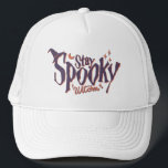 Bleibe Spooky Hexen Hexen Hexenhase Truckerkappe<br><div class="desc">Lassen Sie Halloween mit unseren lustigen "Bleibe Spooky Hexen"-T - Shirt erleben. Tauchen Sie ein in eine Welt des bösen Spaßes und unheimlichen Stils, während Sie die schönste Jahreszeit feiern. Feiern Sie die Saison mit einer Drehung Spaß, eine Aussage, die sowohl unheimlich als auch unterhaltsam ist. Eine bezaubernde Ergänzung zu...</div>