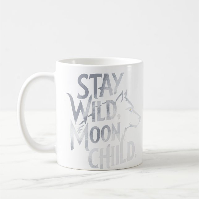 "Bleibe Wild, Moon Child" Wolf Typografy Design Kaffeetasse (Links)