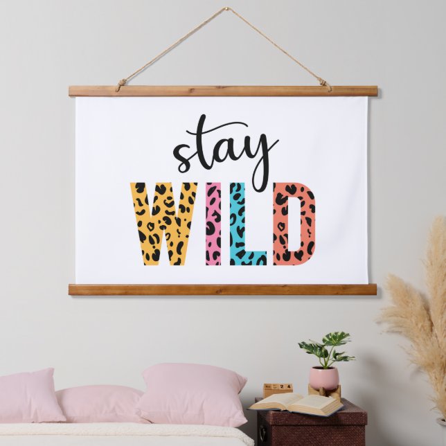 Bleibe Wild Wandteppich Mit Holzrahmen (Schlafzimmer)