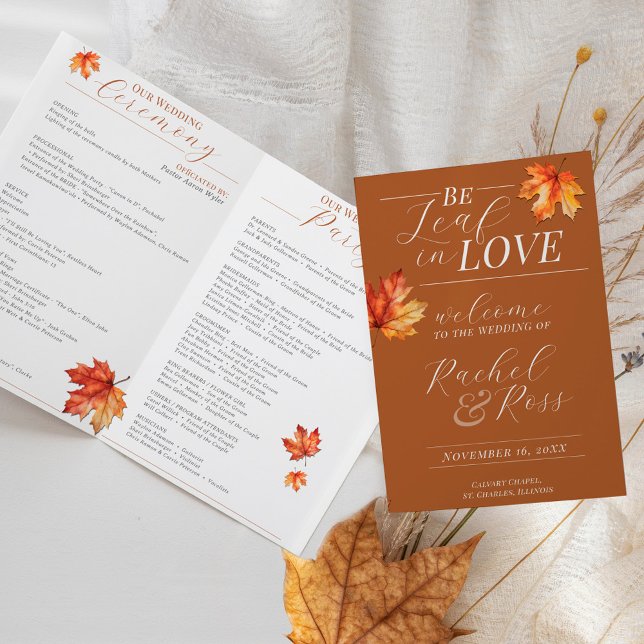 Bleiben Sie bei der Hochzeit im Herbst der Liebe (Fall Leaves Be Leaf In Love burnt orange rust terracotta Autumn wedding folded ceremony program)