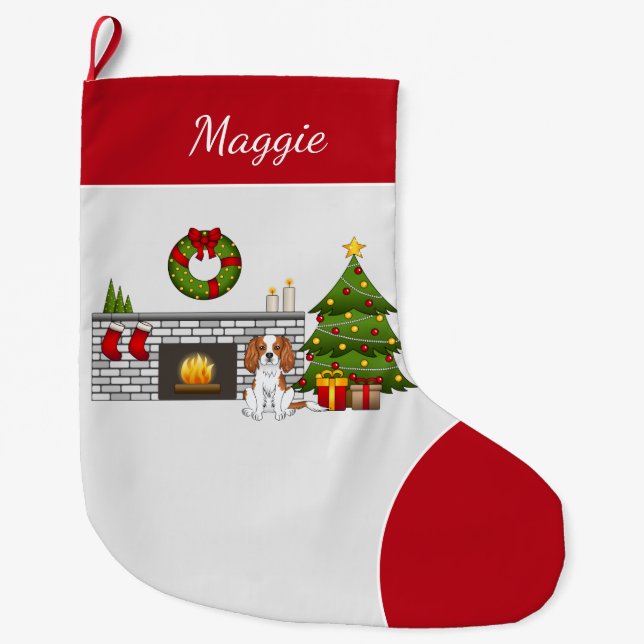 Blenheim Cavalier Dog in einem Weihnachtszimmer &  Großer Weihnachtsstrumpf (Vorderseite)