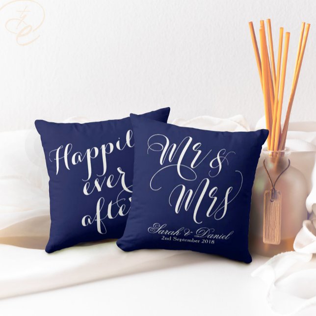 Bleu foncé Blanc M. & Mme Mariage Keepsaké Coussin (Mr and Mrs wedding keepsake pillow, happily ever after design By TheDesignsEnchanted)
