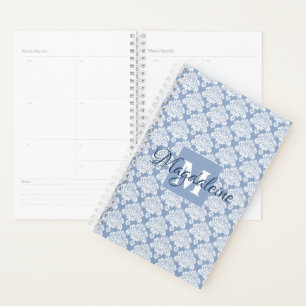 Bleu Poussiéreux & Blanc Damassé Brodé Monogramme