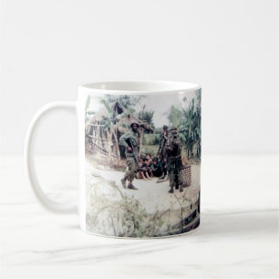 Bleus bleus de fantôme vérifiant la tasse de ville