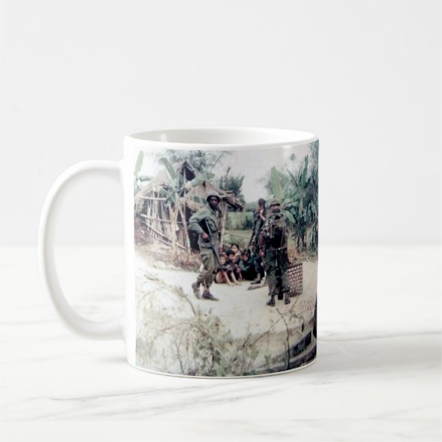 Bleus bleus de fantôme vérifiant la tasse de ville (Gauche)
