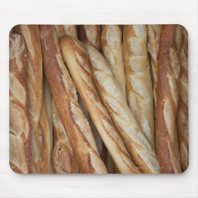 Blick auf Brotlaibe in Bäckereifenstern Mousepad (Vorne)