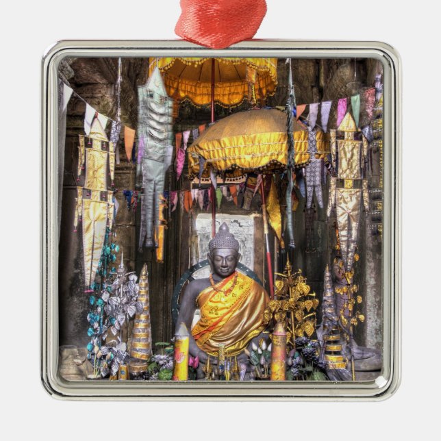 Blick auf den Altar im buddhistischen Tempel, Ornament Aus Metall (Vorne)