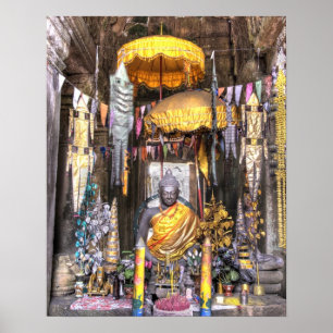 Blick auf den Altar im buddhistischen Tempel, Poster