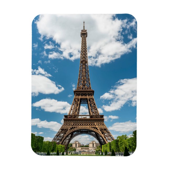 Blick auf den Eiffelturm vom öffentlichen Champ de Magnet (Vertikal)