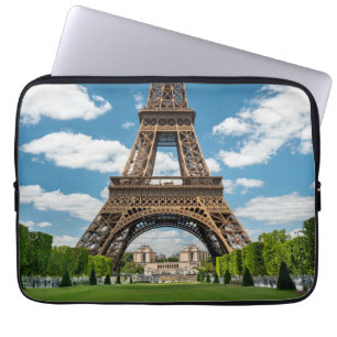 Blick auf den Eiffelturm vom öffentlichen Park Cha Laptopschutzhülle