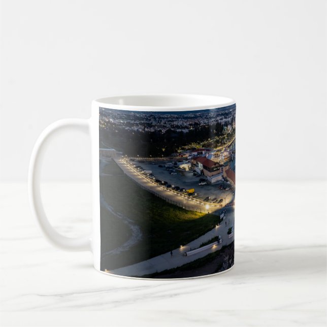 Blick auf den Hafen von Paphos bei Nacht, Zypern Kaffeetasse (Links)