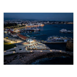 Blick auf den Hafen von Paphos bei Nacht, Zypern Poster