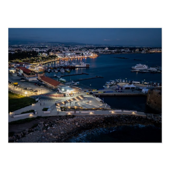 Blick auf den Hafen von Paphos bei Nacht, Zypern Poster (Vorderseite)