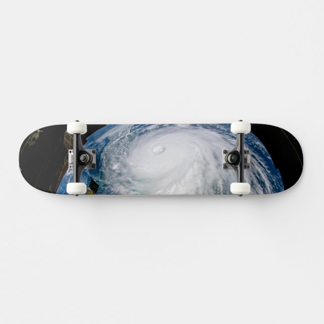 Blick auf den Hurrikan Dorian. Skateboard (Horizontal)