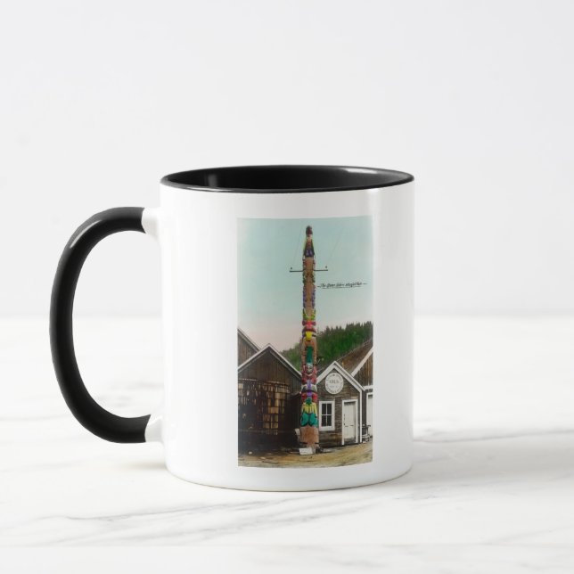 Blick auf den Raven TotempoleWrangell, AK Tasse (Links)