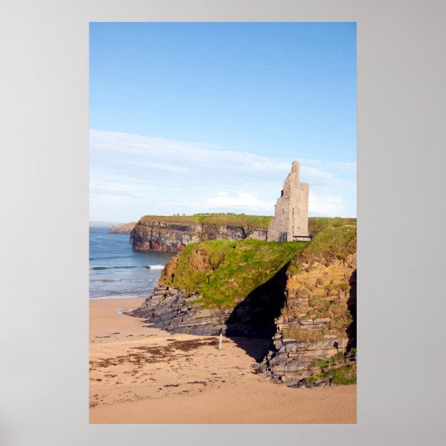 Blick auf den Schlossstrand und die Felsen in Ball Poster (Vorne)