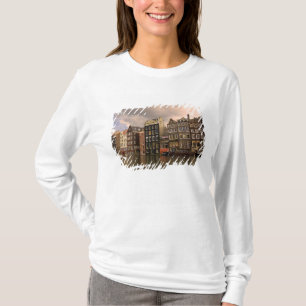 Blick auf die einzigartige Architektur und Giebel T-Shirt