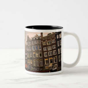 Blick auf die einzigartige Architektur und Giebel Zweifarbige Tasse